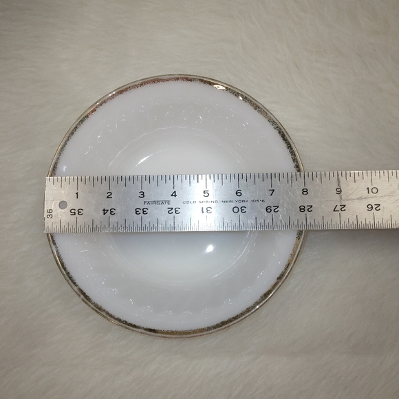 VINTAGE Fire King Milk Glass Ovenware 19 swirl bowl with gold edge - Picture 7 of 8